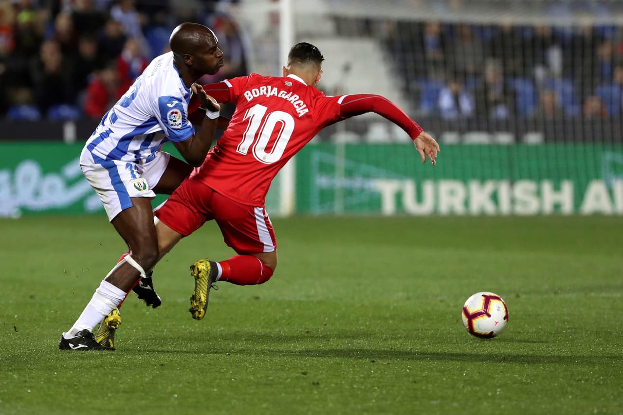 El defensa camerunés del Leganés, Allan Romeo Nyom (izquierda), hizo parte de la zona defensiva junto al mexicano Diego Reyes, que fue reemplazado antes de iniciar el segundo tiempo.