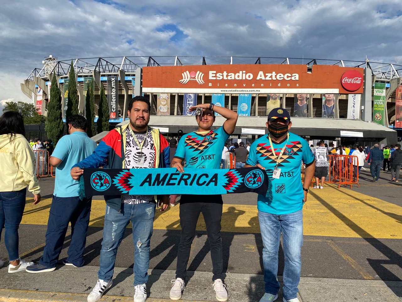 Cientos de aficionados azulcremas se dieron cita en el coloso de Santa Úrsula para recibir y apoyar a su equipo en busca de la remontada ante Pachuca.