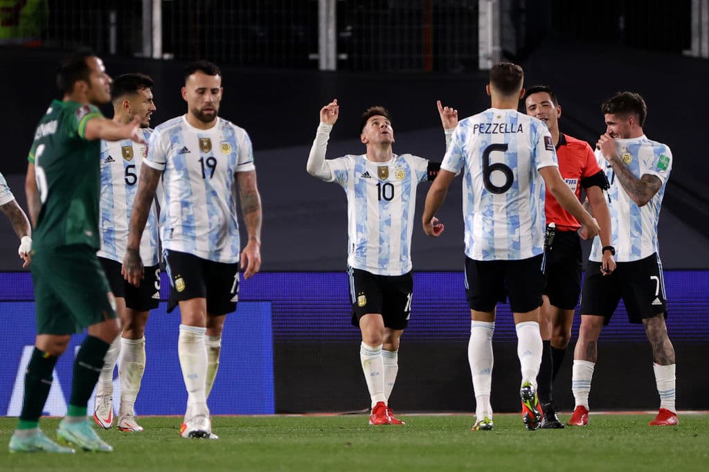 Con un asombroso hat trick de Lionel Messi, Argentina golea 3-0 a Bolivia y se sitúan en la segunda plaza de manera solitaria.