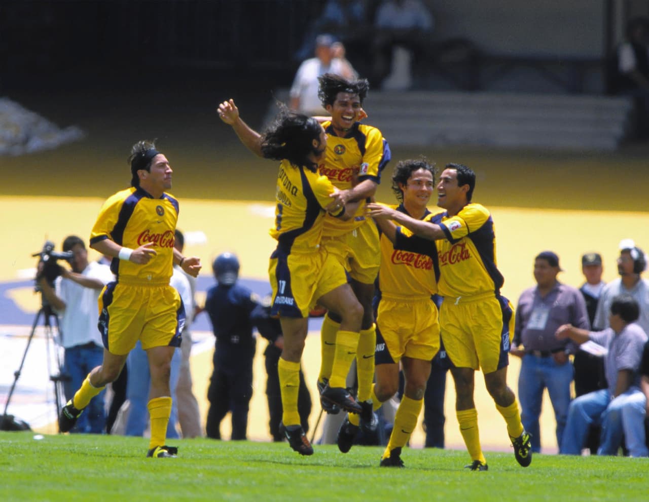 En el año 2002 logró ser campeón de la Primera División con el América, su único título en el campeonato local.