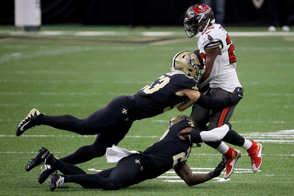 La defensa de los Buccaneers tiene una gran noche y los de Tampa logran vencer 30-20 a los New Orleans Saints.