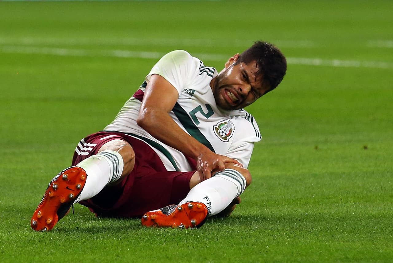 Primero en sucumbir fue Néstor Araujo al salir del campo con una lesión en la rodilla tras una barrida dentro del área.