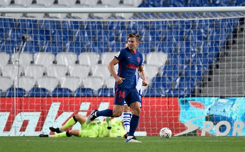 El conjunto colchonero sacó un importante resultado en Anoeta y ya aventaja seis unidades a los de Barrenetxea. | Mario Hermoso Canseco (49’) y Marcos Llorente (74’) hicieron los tantos para la victoria de los del ‘Cholo’ que cerrarán el año recibiendo al Getafe.