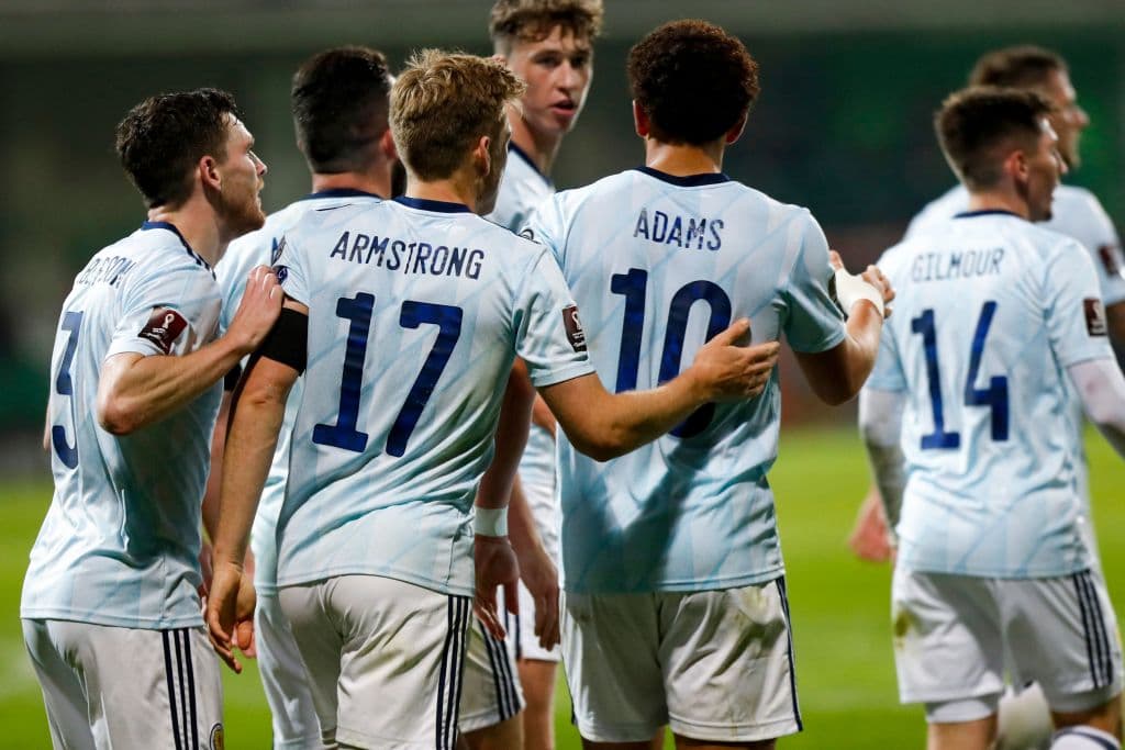 Escocia logró vencer 0-2 en su visita a Moldavia, Austria vence fácilmente a Israekl con un marcador de 4-2 y Dinamarca le pega fácilmente 3-1 a Isalas Feroe.