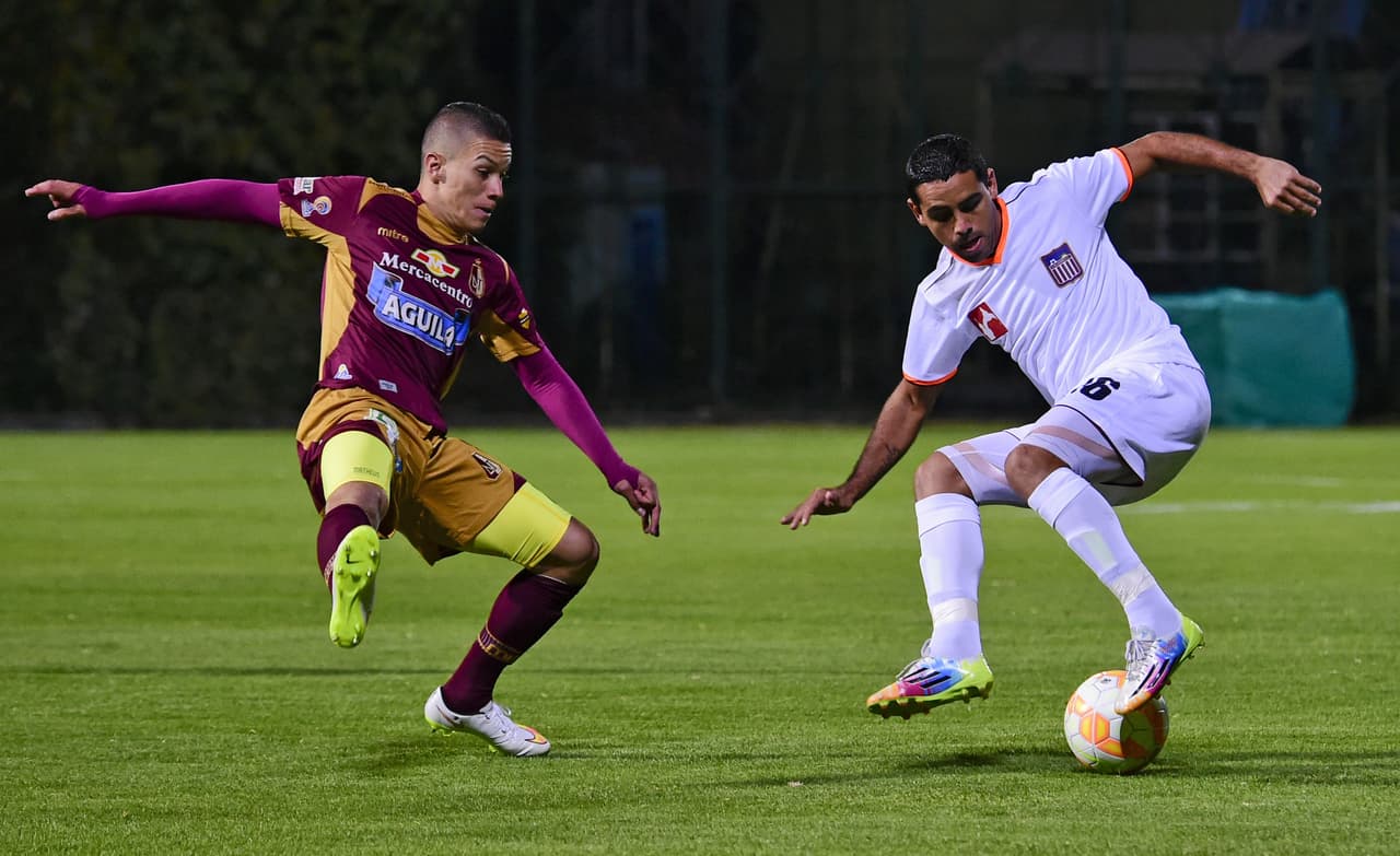 Uribe demostró su capacidad de recuperación de balón y la facilidad para darle buen uso al mismo cuando lo tenía en sus pies, cualidades que lo hicieron ser tenido en cuenta muy pronto por grandes equipos de Colombia.