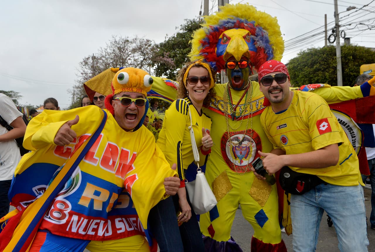 Los aficionados 'cafeteros' se hacen sentir en las inmediaciones del estadio Metropolitano de Barranquilla, casa de la selección de Colombia, donde enfrentarán a Boivia.