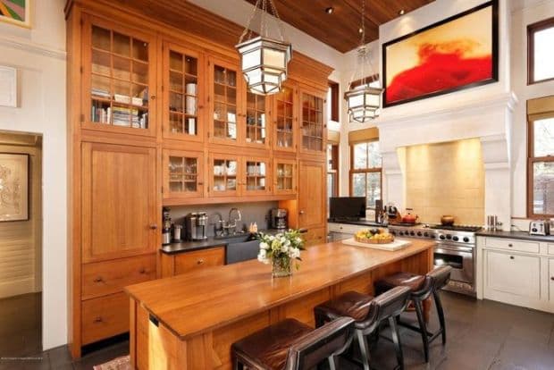 El exciclista tiene obras de diferentes artistas como lo son Bansky, Edward Ruscha, Shepard Fairey, Tom Sachs y Yoshitomo Nara así como algunas esculturas que fue consiguiendo en Europa durante sus viajes de competencia, pues fue ahí donde inició su colección de arte.