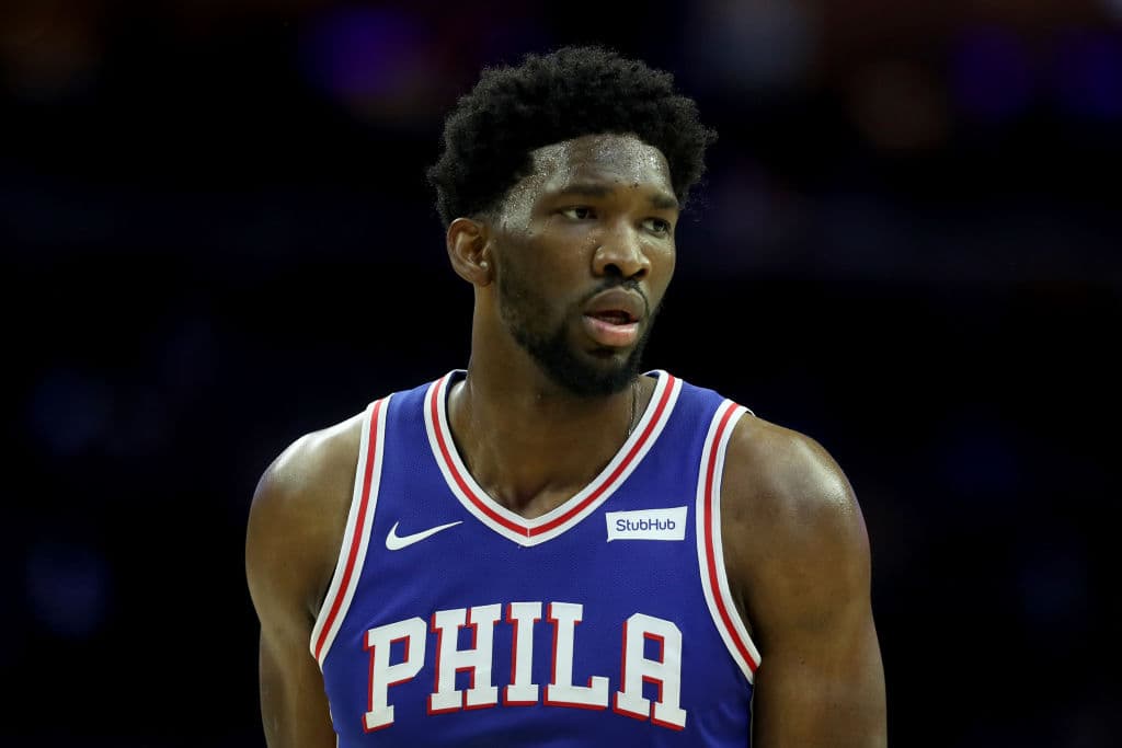 <b>17) Joel Embiid (Philadelphis Sixers)</b>. En sus tres años en la NBA ha ido aumentando su promedio anotador, tuvo 23.0 en 2017-18 y se proyecta para anotar 27.1 puntos por juego esta campaña.