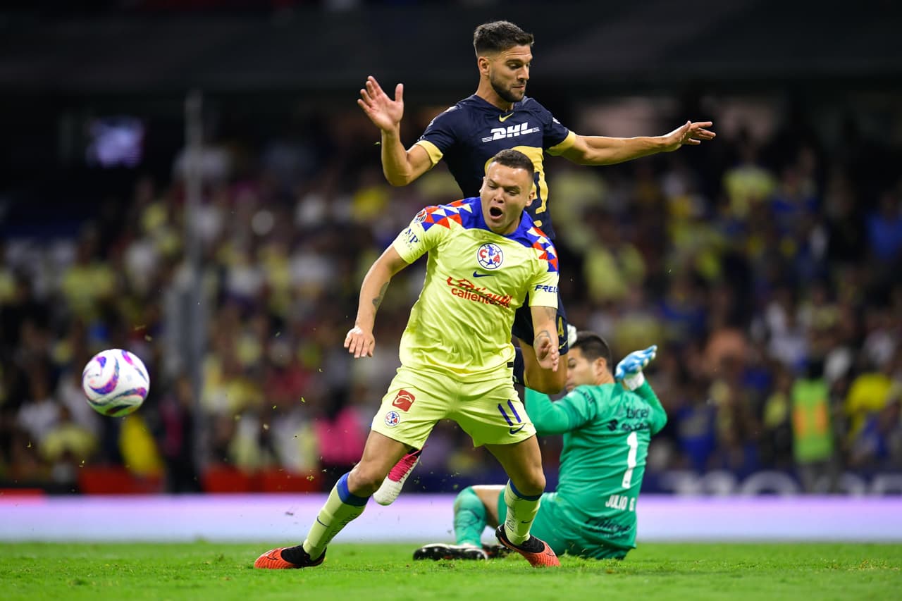 A los 71', 'Cabecita' Rodríguez cayó en el área, el árbitro dejó correr, pero el VAR marcó el polémico penal.