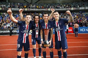 Di María posa junto a Cavani, Paredes y Sarabia con el trofeo obtenido.