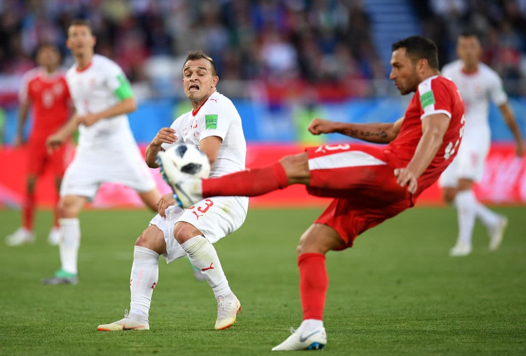 El hombre del talento y la picardía por parte de Suiza, Xherdan Shaqiri, (23) recibiendo candela por parte de los defensores serbios. Aquí una clara muestra del 'cariño' que estaba recibiendo.