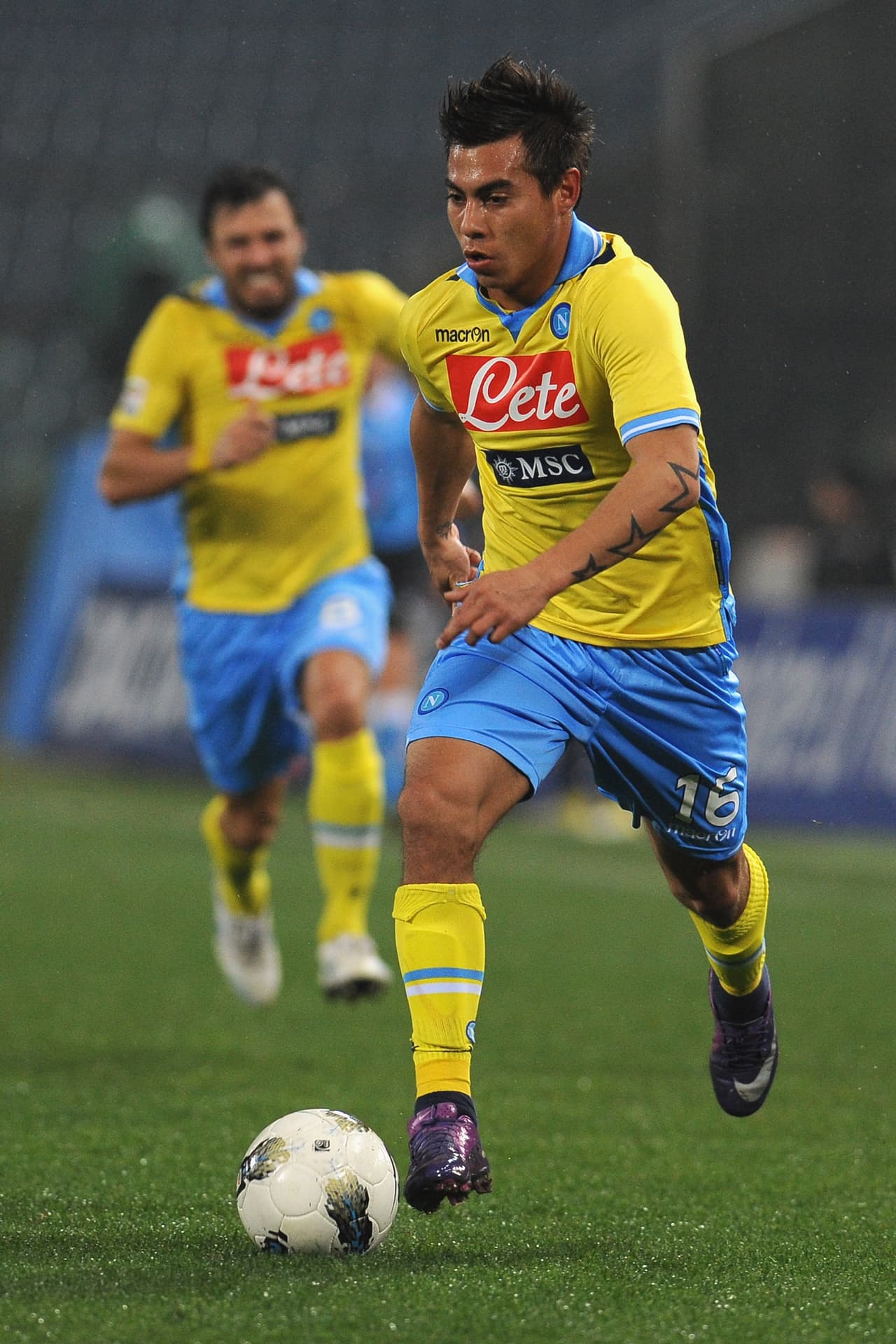 Eduardo Vargas llegó a media temporada de la 2011-2012 y no pudo quitarle un puesto a Cavani, Hamsik y Lavezzi.