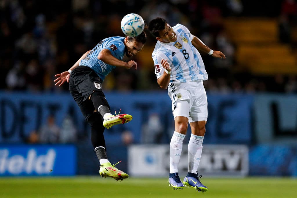 Con la ayuda de Paulo Dybala, Ángel Di María anota el único tanto del encuentro y le da la victoria 0-1 a Argentina sobre Uruguay.