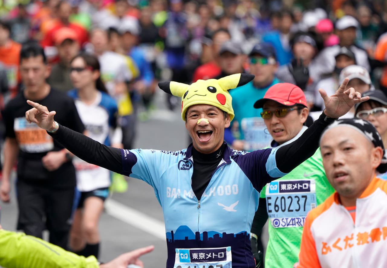 La Maratón de Tokio dio apertura a la temporada de las grandes carreras del atletismo mundial, en medio del colorido de algunos de sus participantes y sus curiosos atuendos.
