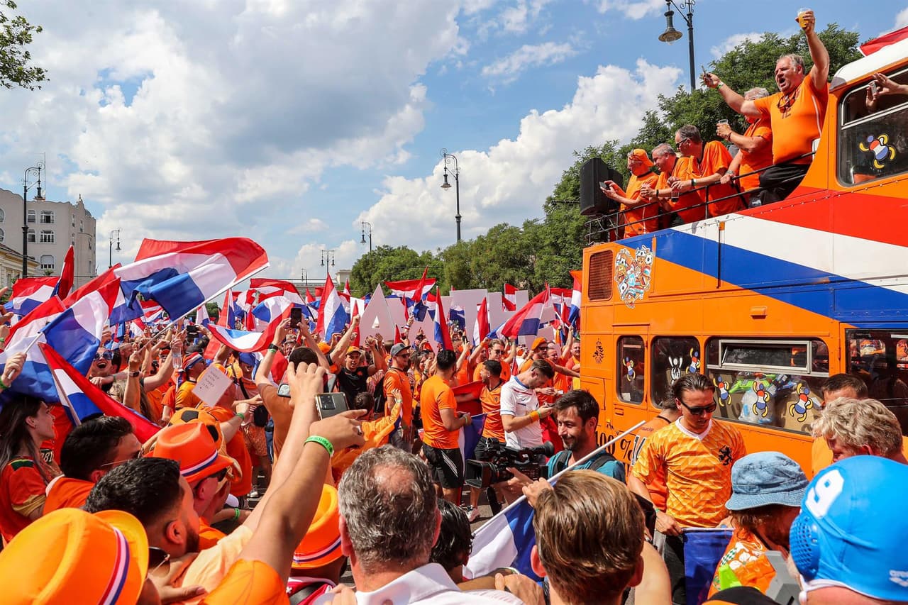 Entre banderas, gritos, sombreros y confetis, fanáticos de ambos países se reúnen para la fiesta del futbol más grande de Europa y apoyar a sus equipos en los Octavos de Final de la Euro 2020.
