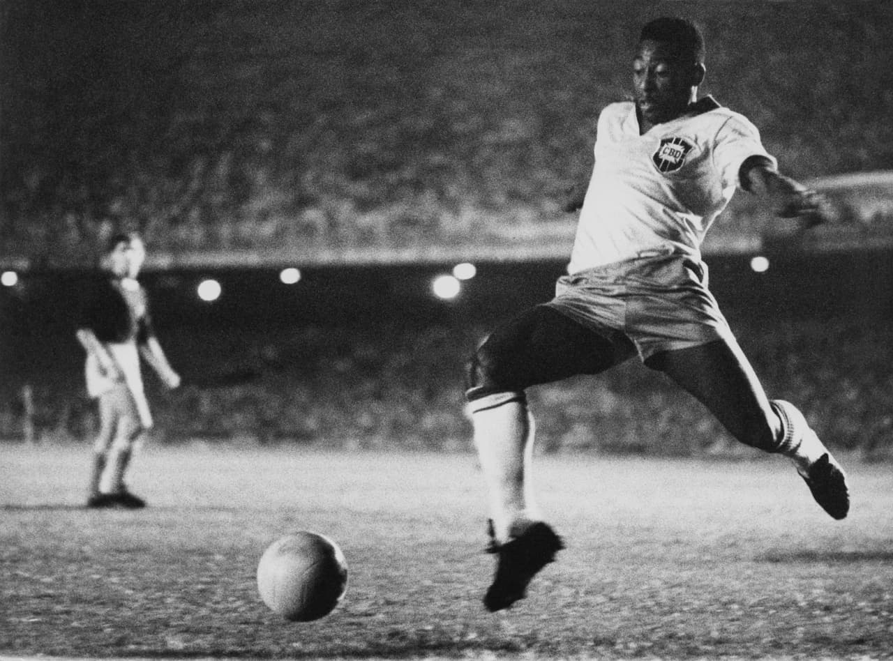 Desde su debut, Pelé llegó al Mundial de 1958, en el que anotó incluso en la final y fue campeón, en su primero de tres títulos mundiales de mayores. Una leyenda llena de registros históricos.