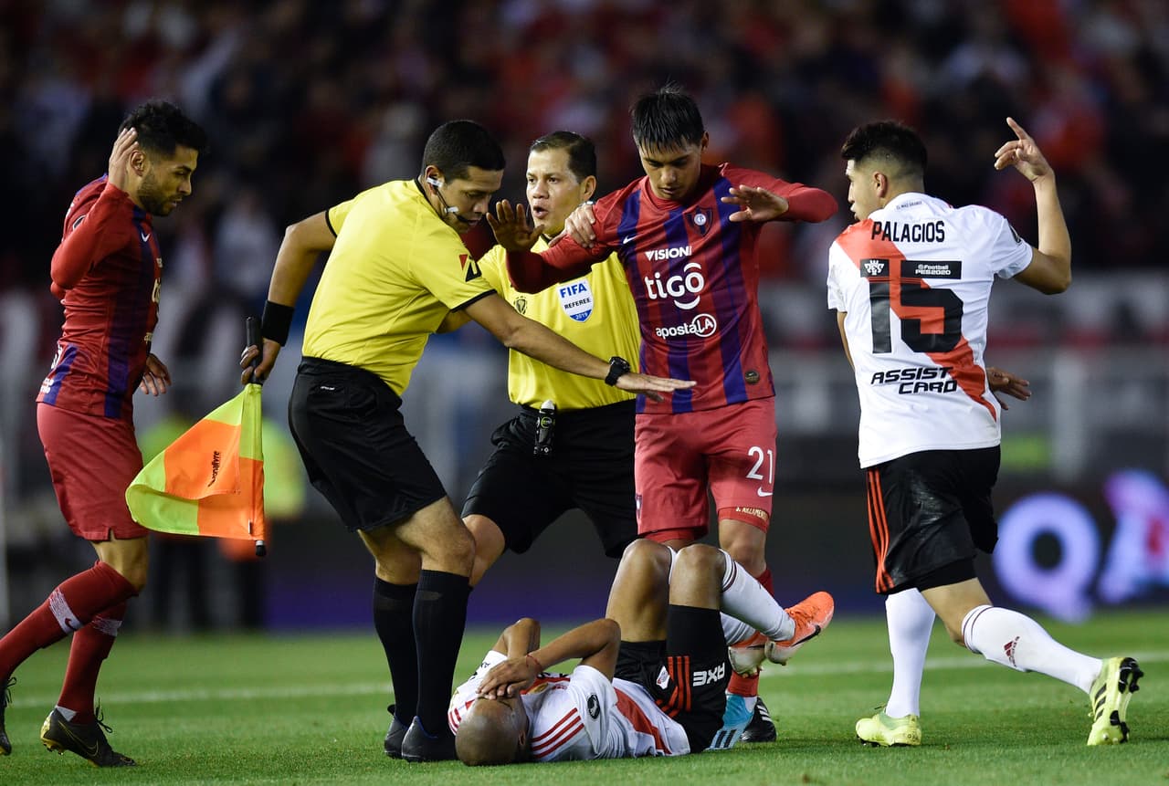 El charrúa Nicolás de la Cruz tuvo graves enfrentamientos con los futbolistas paraguayos.