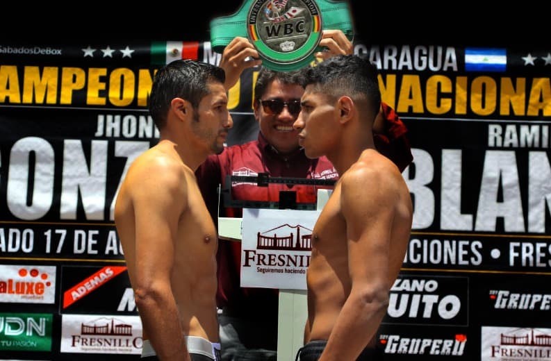 Jhonny González y Ramiro Blanco listos para la pelea tras la ceremonia de pesaje.