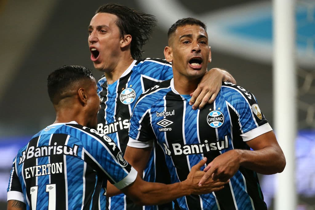 Con gol de penal al minuto 90+12, Gremio consigue un valioso empate en casa frente a Santos en la ida de los cuartos de final.