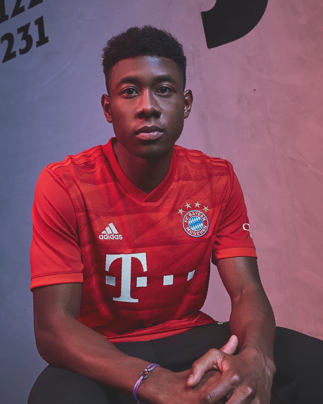 El Bayern Múnich ha hecho el lanzamiento de su nueva playera para la próxima temporada, la cual será estrenada en los últimos duelos del equipo: la Final de la DFB Pokal (ante RB Leipzig) y la jornada 34 de la Bundesliga en la que esperan confirmar su título con un triunfo ante Eintracht Frankfurt. El jersey vuelve a tener unas patrones en el fondo y a ser completamente roja, sin detalles azules oscuros.