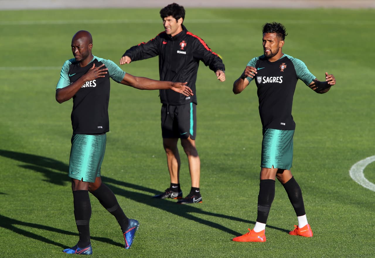 Aquí aparecen Danilo (izq) y Dyego Sousa en el entrenamiento del equipo lusitano de cara a su partido por las Eliminatorias para la Euro 2020 en casa ante el representativo ucraniano.