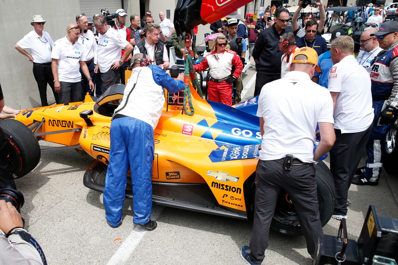 El coche del ex Fórmula 1 fue llevado de imediato a boxes para veriicar si puede ser reparado o si Alonso tendrá que usar uno diferente de ahora en adelante.