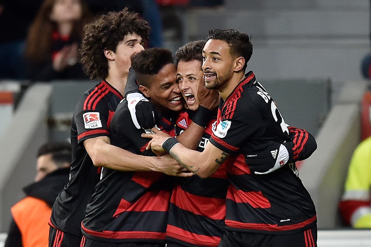 El 'Chicharito' es felicitado por sus compañeros tras su gol