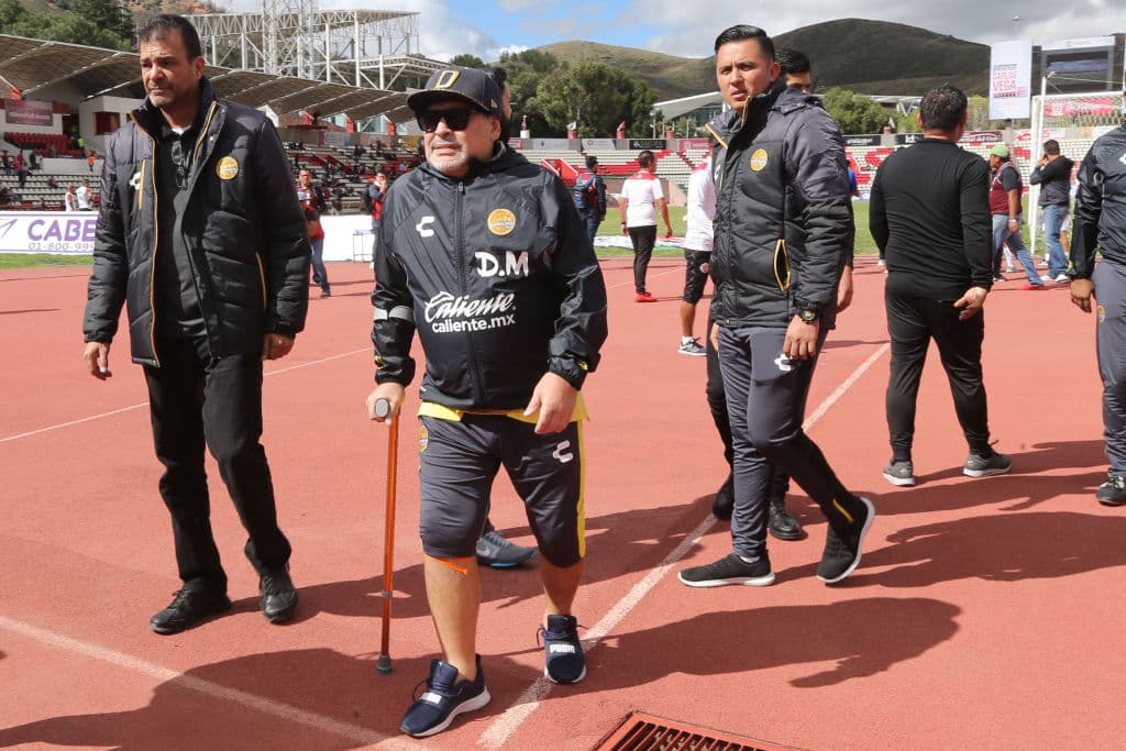 Con un bastón debido a su problema en las rodillas, así llegó Diego Maradona al Estadio Carlos Vega Villalba de Zacatecas para el juego entre Mineros y Dorados.