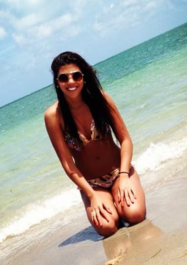 La bella modelo es novia del delantero peruano quien ha declarado que la espectacular mujer ha sido su amuleto en la Copa América de Chile 2015.