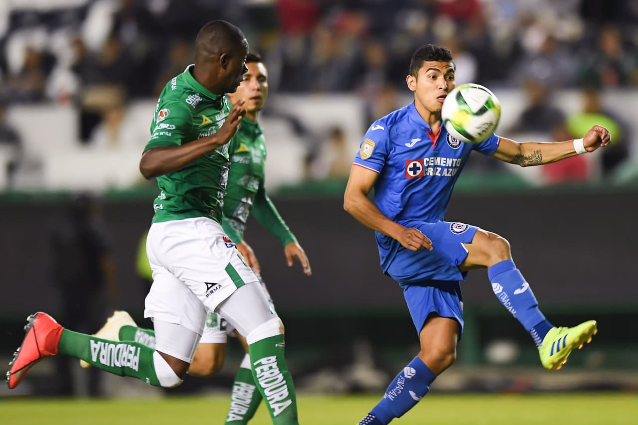 Pero con esta desafortunada jugada, para La Máquina, a los 10 minutos, tras un centro rasante, José Madueña no pudo controlar el esférico y terminó acuñándolo en propia puerta.