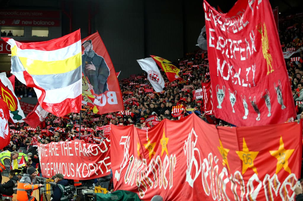 Homenaje a los ídolos como Klopp en la grada más fiel de Anfield.
