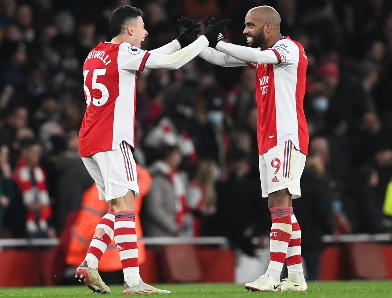 Arsenal derrota 2-0 al West Ham United con anotaciones de Gabriel Martinelli (48') y Emile Smith Rowe (87') en el Emirates Stadium, durante la fecha 17 en la Premier League. Los Hammers se quedaron con 10 hombres tras la expulsióno de Vladimir Coufal al 67'.