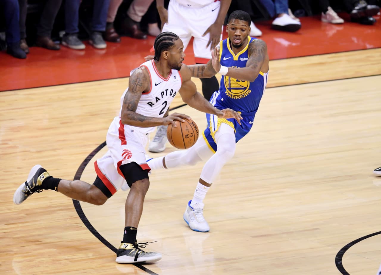 Kawhi Leonard encabezó ofensivamente a los Raptors tras dos cuartos con 16 unidades y seis rebotes, una primera mitad de mucha calidad para él.