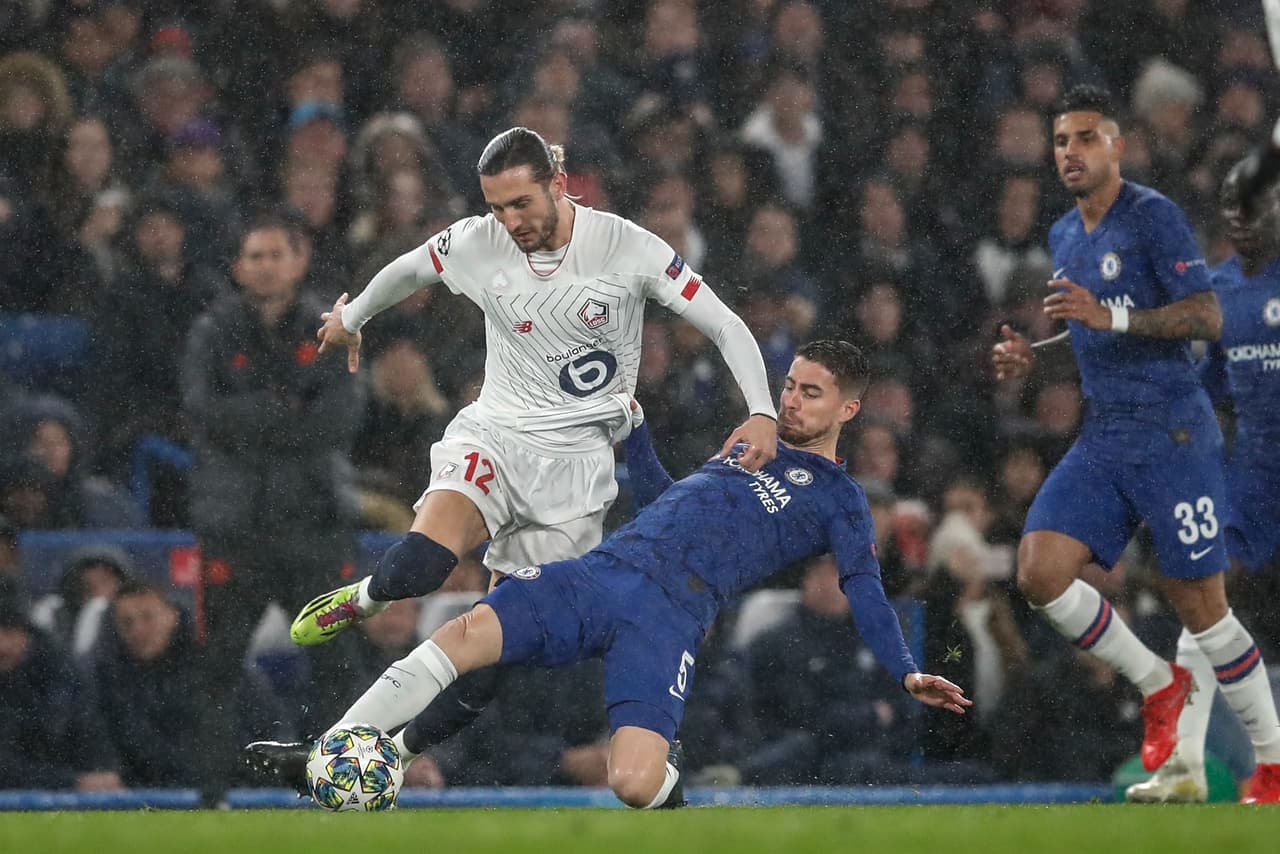 Jorginho del Chelsea se barre para quitarle el balón a Yusuf Yazici del Lille.