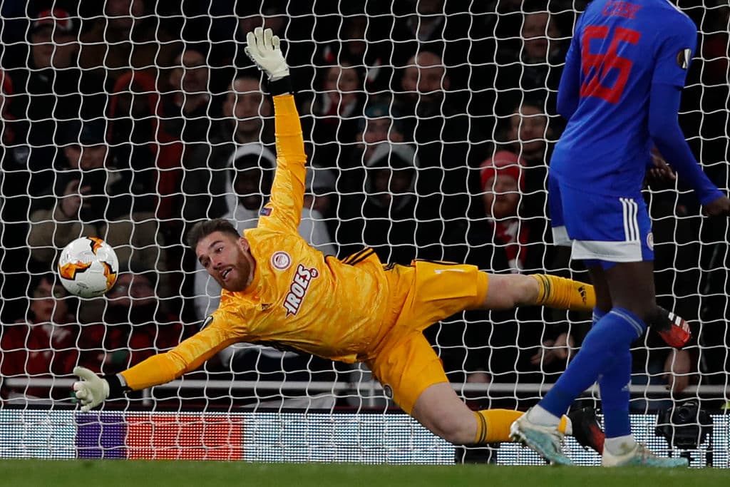 José Sá realiza una estupenda atajada luego de un remate desmasiado complicado.