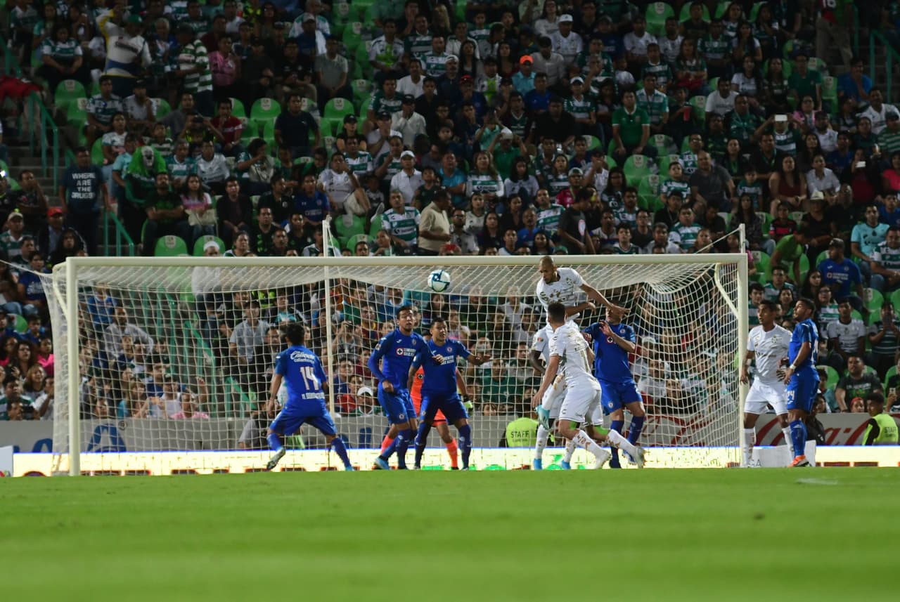 Santos Laguna mostró gran superioridad ante la Máquina de Cruz Azul y además de confirmar ser los mejores del torneo regular, eliminó a los celestes.