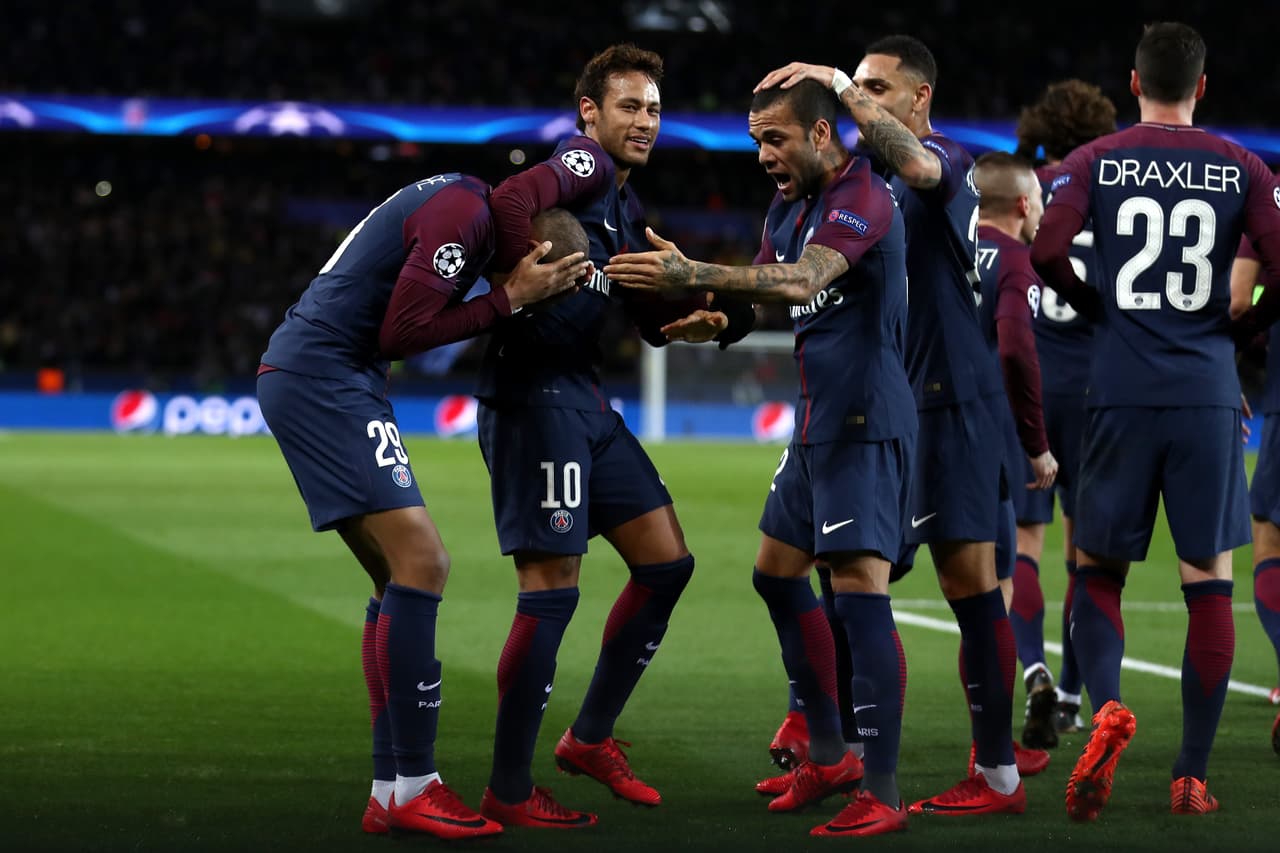 <i>Dinero pagado por Neymar</i>:
<b>356 millones de euros</b> (dos clubes)
<br>Santos > 134 mde – Barcelona > 222 mde – París Saint-Germain.