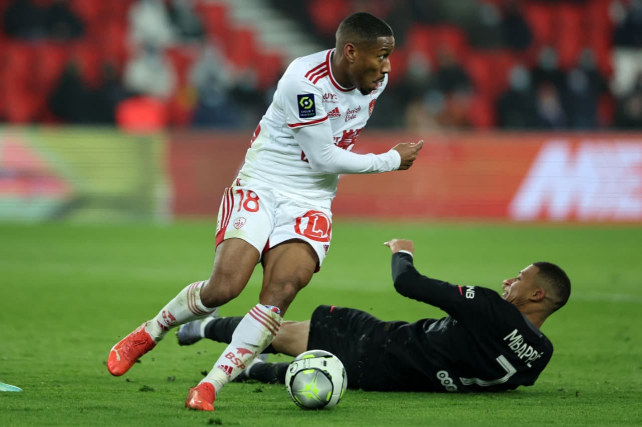 PSG no quiere complicar su liderato y de la mano de Kylian Mbappé caminan a la victoria 2-0 sobre el Stade Brestois.