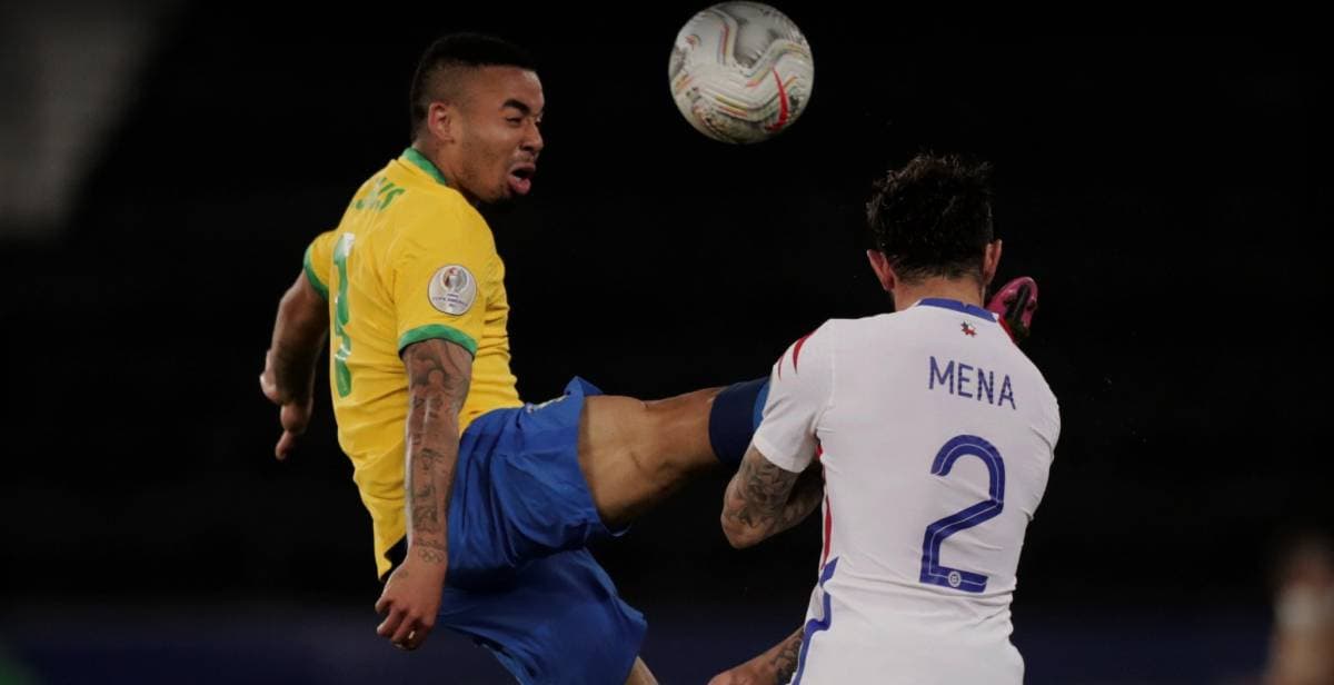 Tremendo patadón de Gabriel Jesús que le gana la roja directa