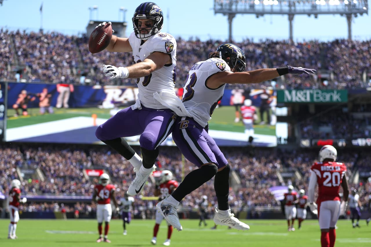 <b>Arizona Cardinals 17-23 Baltimore Ravens</b>. Mark Andrews y Tight celebran el touchdown de los Ravens.