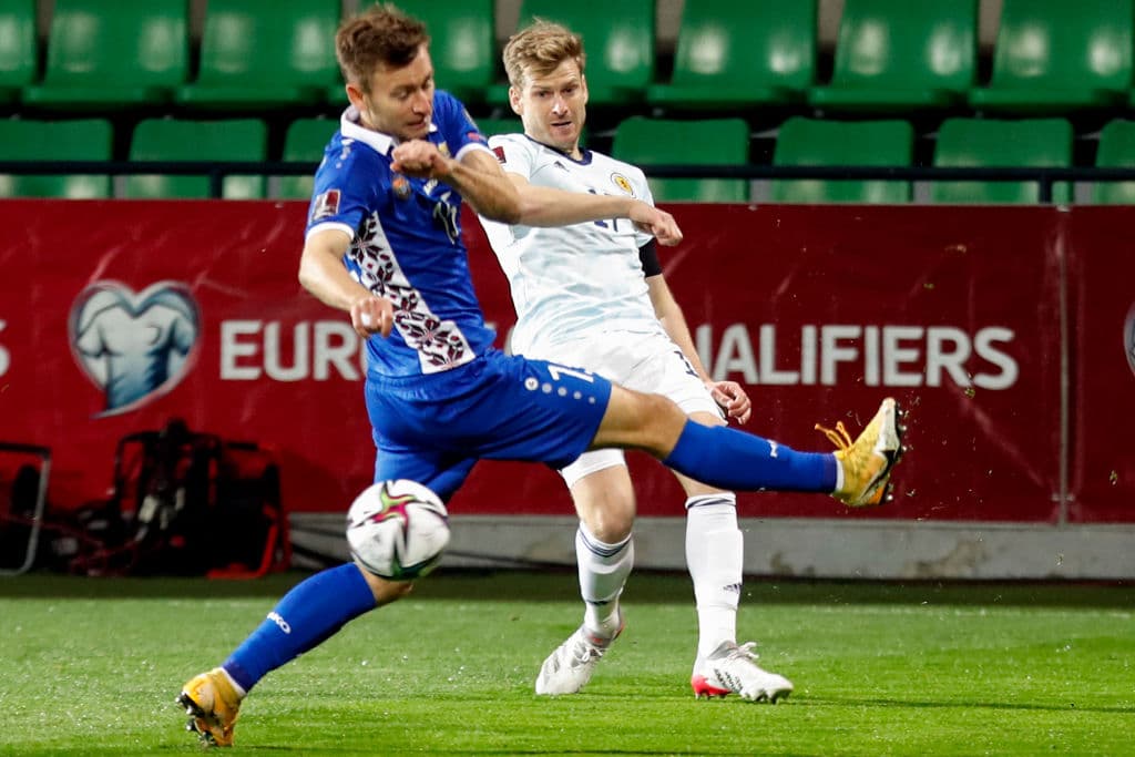 Escocia logró vencer 0-2 en su visita a Moldavia, Austria vence fácilmente a Israekl con un marcador de 4-2 y Dinamarca le pega fácilmente 3-1 a Isalas Feroe.