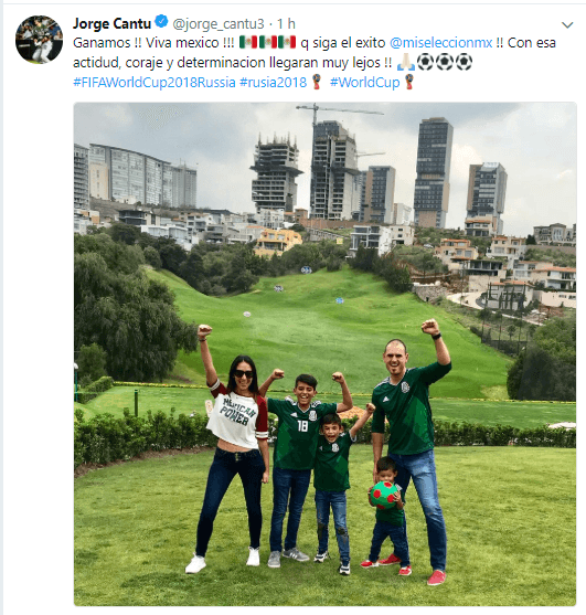 Jorge Cantú, ex jugador mexicano de Ligas Mayores y actualmente con los Toros de Tijuana en la Liga Mexicana de Beisbol, mostrando el orgullo y los colores con su familia tras el 2-1 a Corea del Sur.