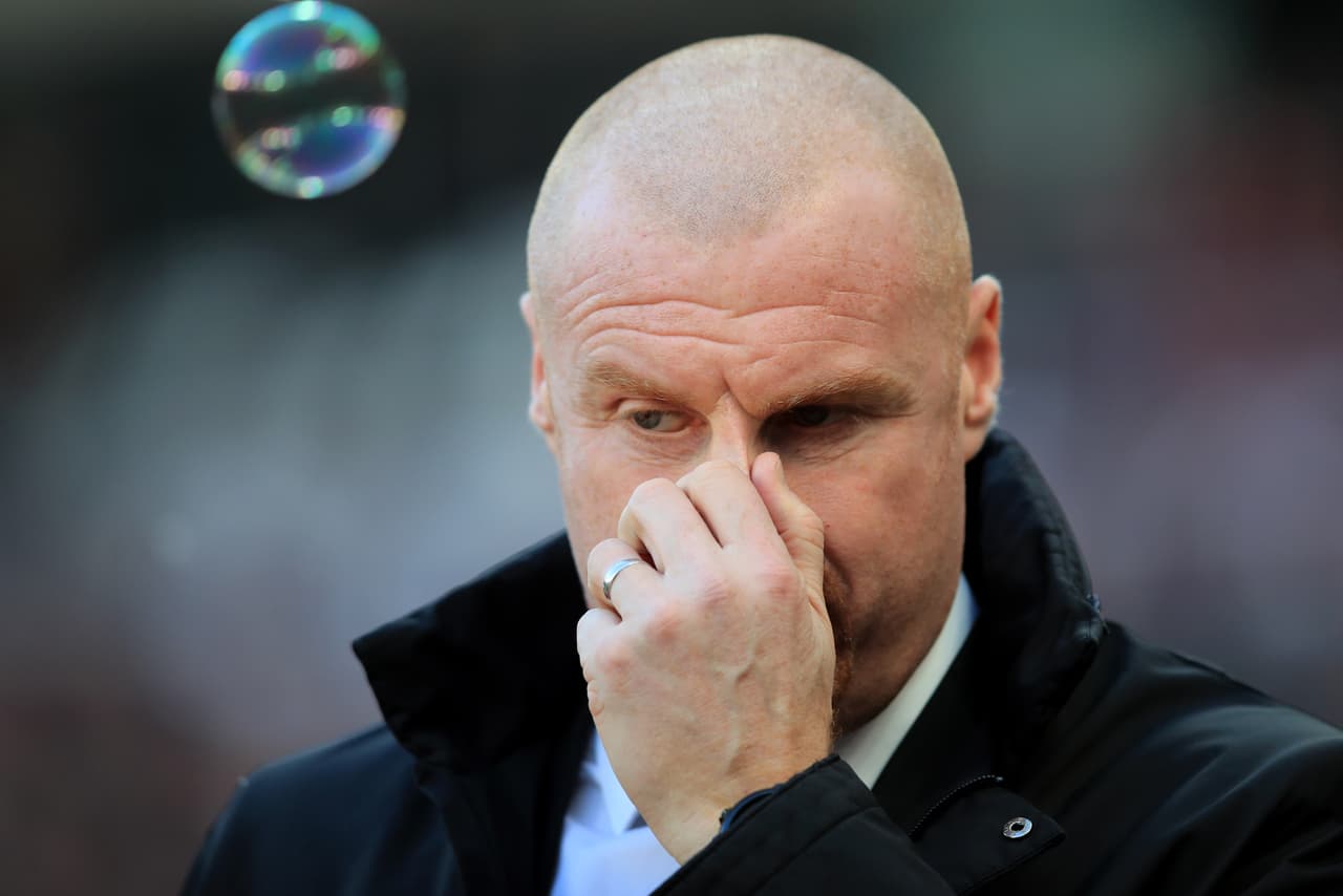 LONDON, ENGLAND - NOVEMBER 03: Sean Dyche, Manager of Burnley looks on ahead of the Premier League match between West Ham United and Burnley FC at London Stadium on November 3, 2018 in London, United Kingdom. (Photo by Marc Atkins/Getty Images)