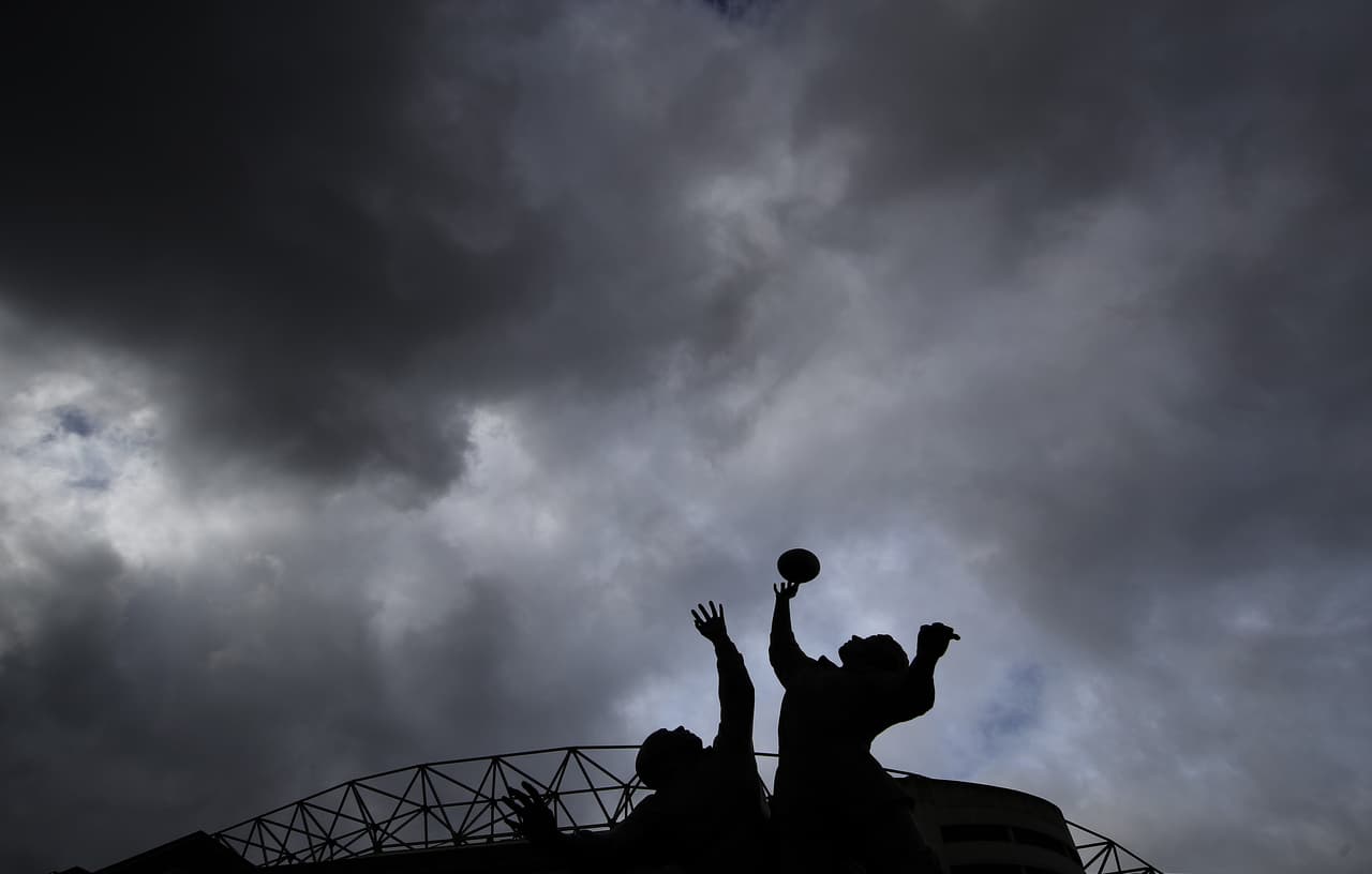 Las estatuas que hacen alusión al deporte lucen más solas que nunca mientras la noche cae en Gran Bretaña.