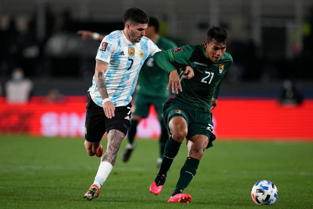 Con un asombroso hat trick de Lionel Messi, Argentina golea 3-0 a Bolivia y se sitúan en la segunda plaza de manera solitaria.