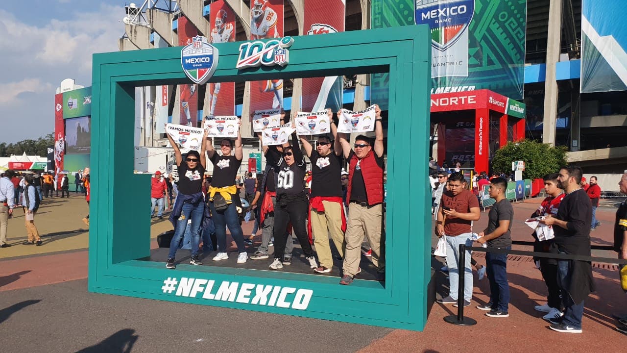 Predominan los colores rojo y azul en las inmediaciones del Estadio Azteca.