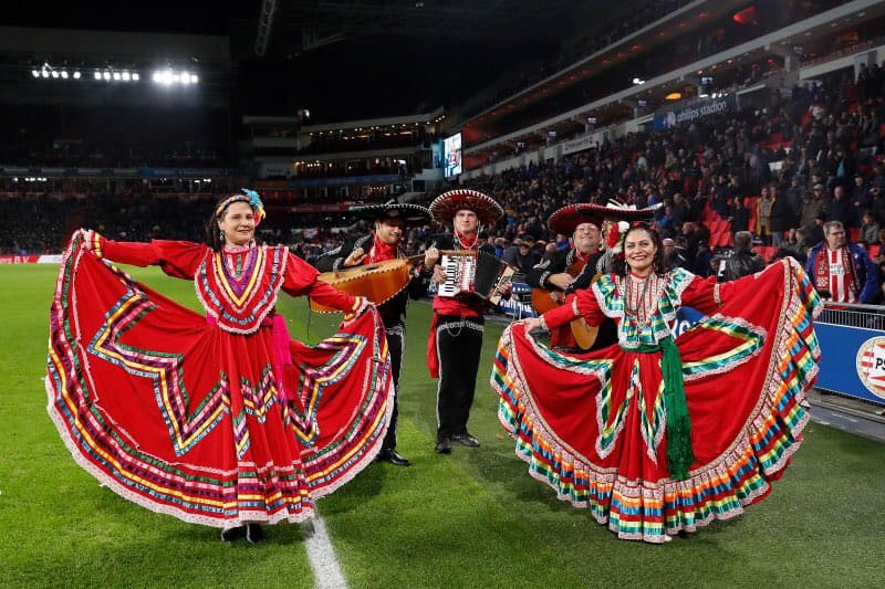 Mujeres con trajes típicos mexicanos se hicieron presentes en el Phillips Stadion durante el intermedio del partido para completar la celebración.