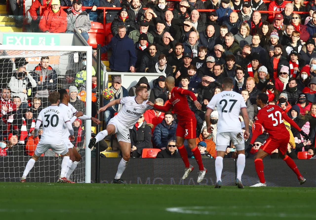 Liverpool se reencontró con el triunfo tras tres encuentros de sequía y golea al Brentford (3-0) para quedarse ya con el segundo puesto de la Premier League. Fabinho Tavares, Alex Oxlade-Chamberlain y Takumi Minamino fueron los que le dieron el triunfo a los ‘Reds’.