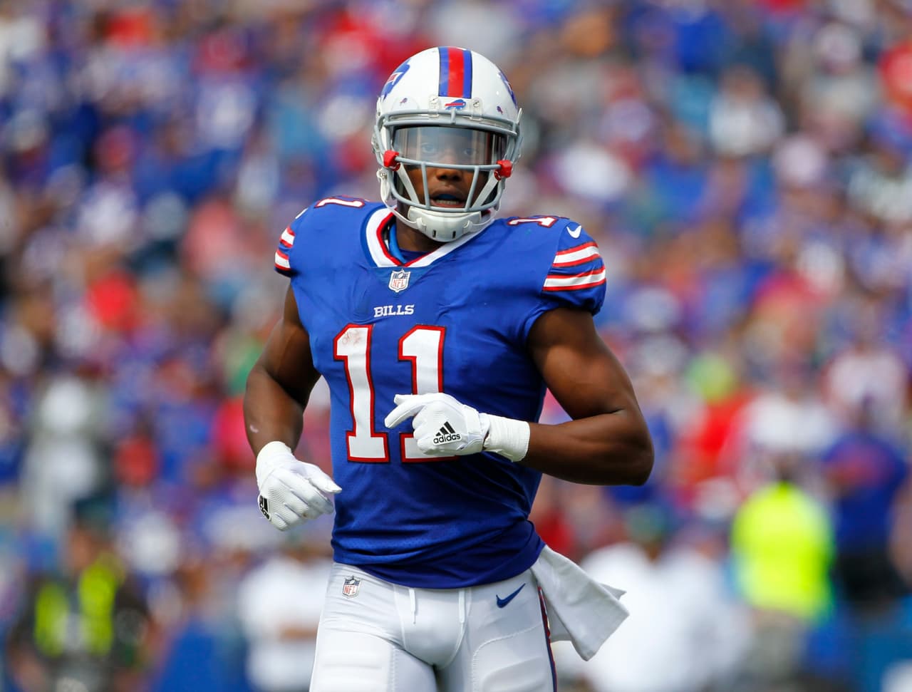 Según testigos, Zay corrió hacia el apartamento de la novia de su hermano, gritó "voy a luchar por Jesús"
<b> </b>posteriormente entró a una zona de balcón público y estrelló su pie en una ventana de vidrio.