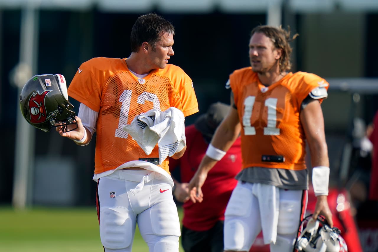 Tampa Bay Buccaneers quarterback Tom Brady y Blaine Gabbert